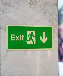 تابلو ایمنی و علائم هشدار دهنده اخباری داخل ساختمان